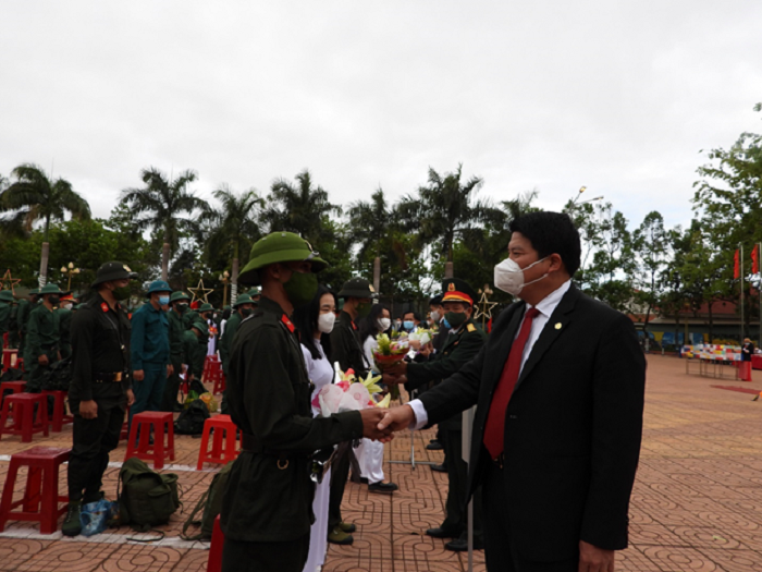 Thanh nien huyen Ea Hleo hao hung len duong nhap ngu 5